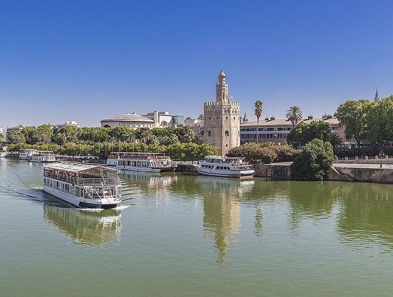 ¿Dónde parten los cruceros panorámicos en Sevilla?