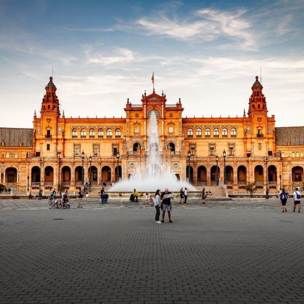 What monuments are open on mondays in Seville?