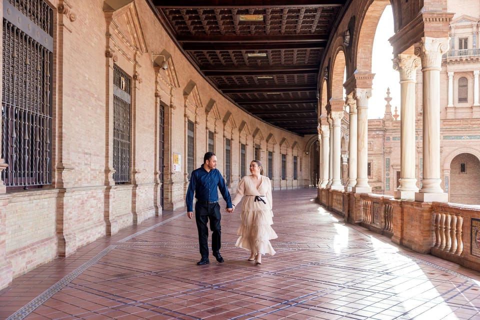 Private romantic photoshoot at Plaza de España in Seville