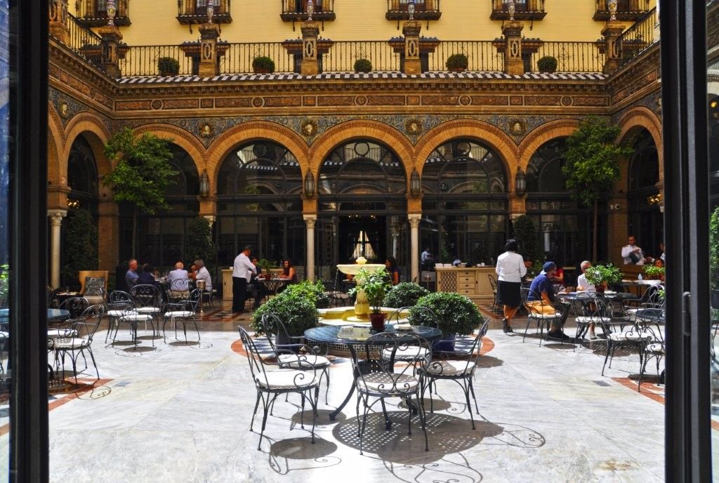 Andalusian Regionalism guided route in Seville