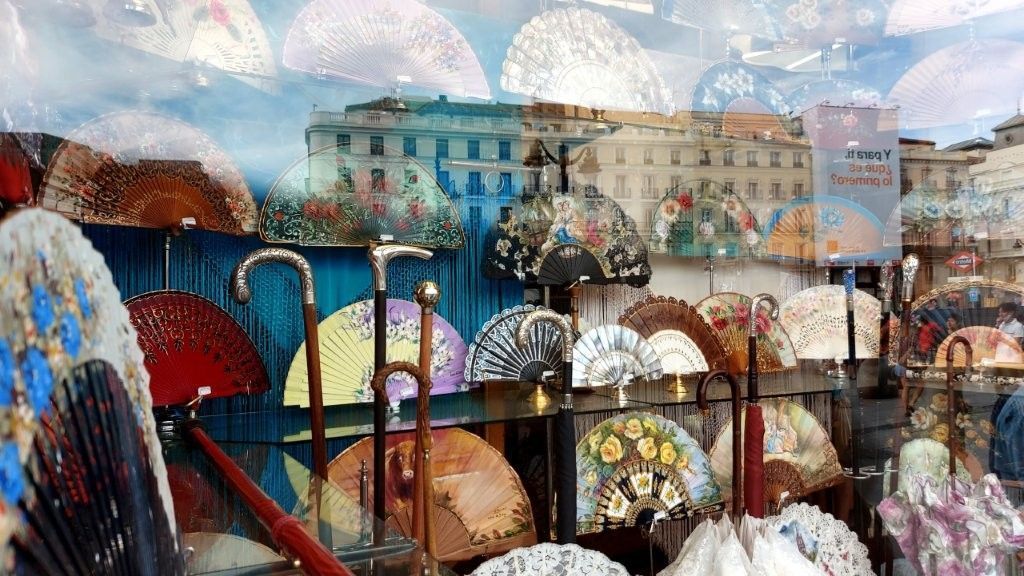 Shopping route in Seville with local host